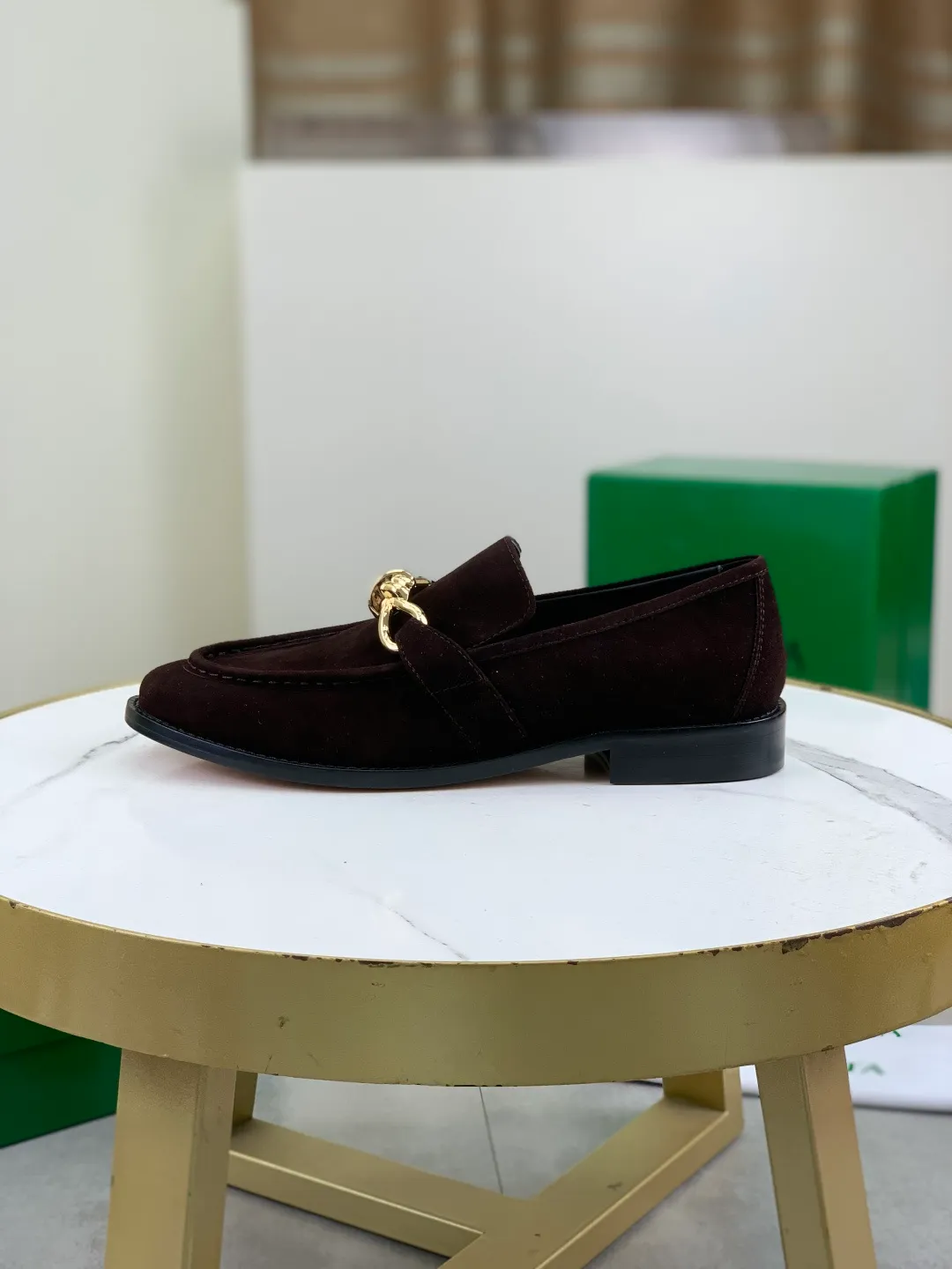 Men's shoes 💰P820 [New model] (genuine leather outsole) water-dyed cow lining 💰High-quality business couple leather shoes 💎💎💎 BOTTEGA VENETA official website synchronizes the latest top version of BV in the market, accept material comparison, shoe type comparison, process comparison, practical and textured, versatile and suitable for any occasion, the more you look at it, the more flavorful it becomes. Purely hand-knitted craftsmanship - Upper material, calfskin imported from Italy 🇮🇹 - High-quality water-dyed cowhide lining - Original private model customized leather outsole -Size: Female 35-39 (40 ordered) Male 39-44 (38 45 can be customized) Color: Multiple colors available